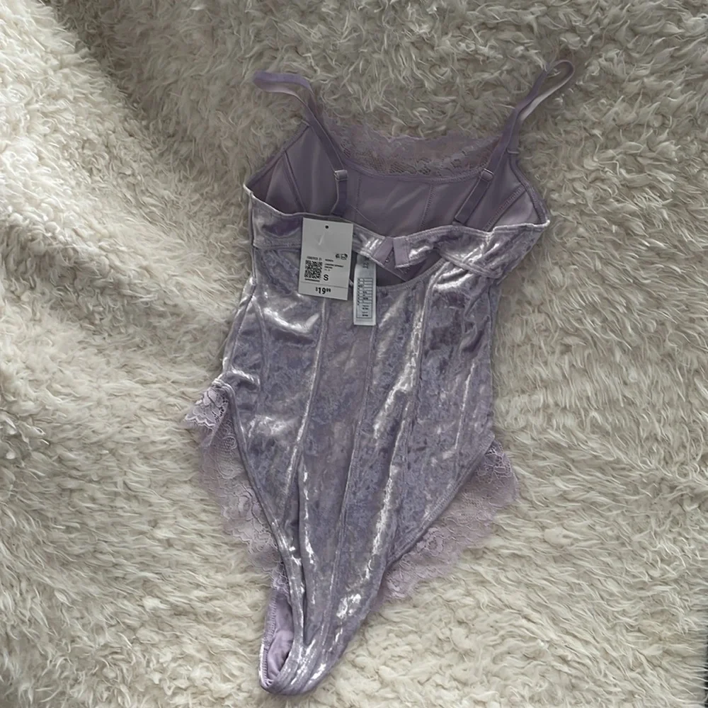 Forever 21 velvet and lace bodysuit. Brand new with tags and never worn - Picture 2 of 3